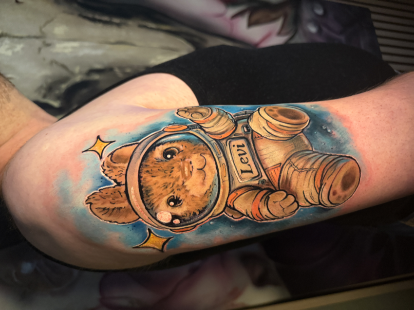 Buntes Tattoo – Astronaut Katze