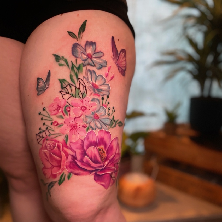 Buntes Tattoo – Blumen Oberschenkel