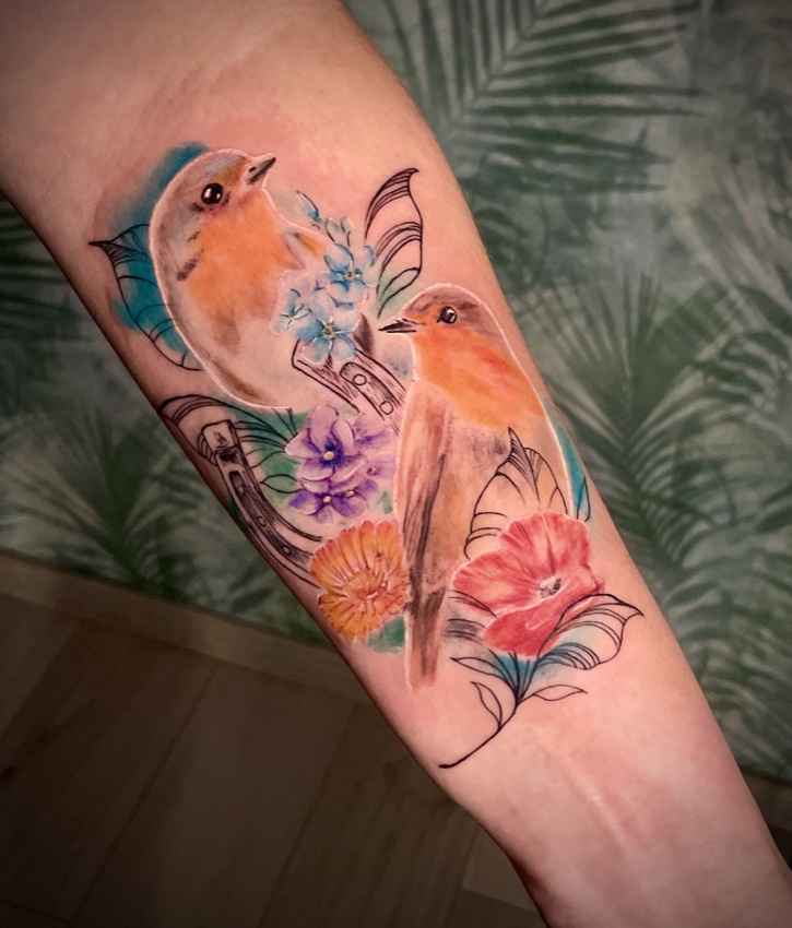 Buntes Tattoo – Vogel mit Blumen