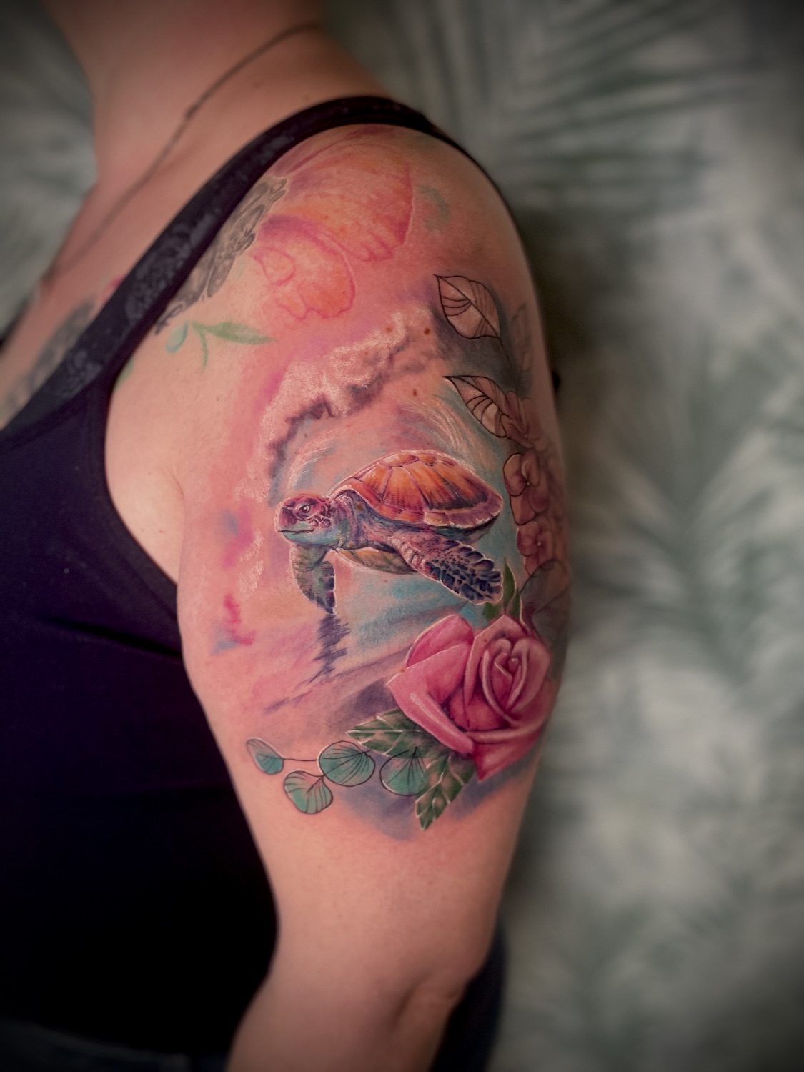 Buntes Arm-Tattoo mit Blumen von Pia Insel