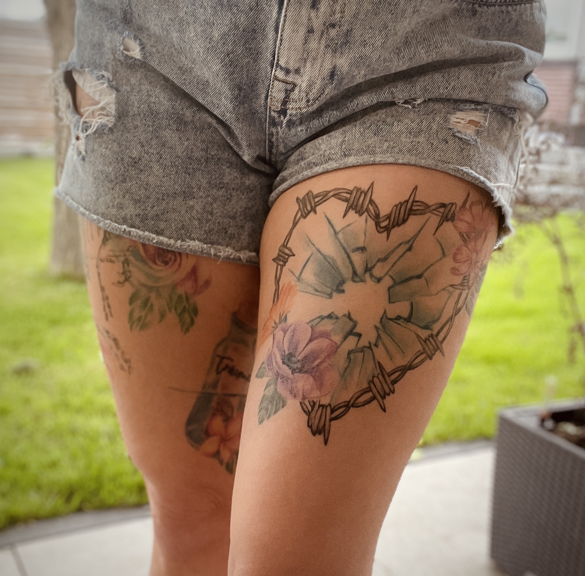 Zersplittertes Herz mit Blumen — Tattoo von Pia Insel