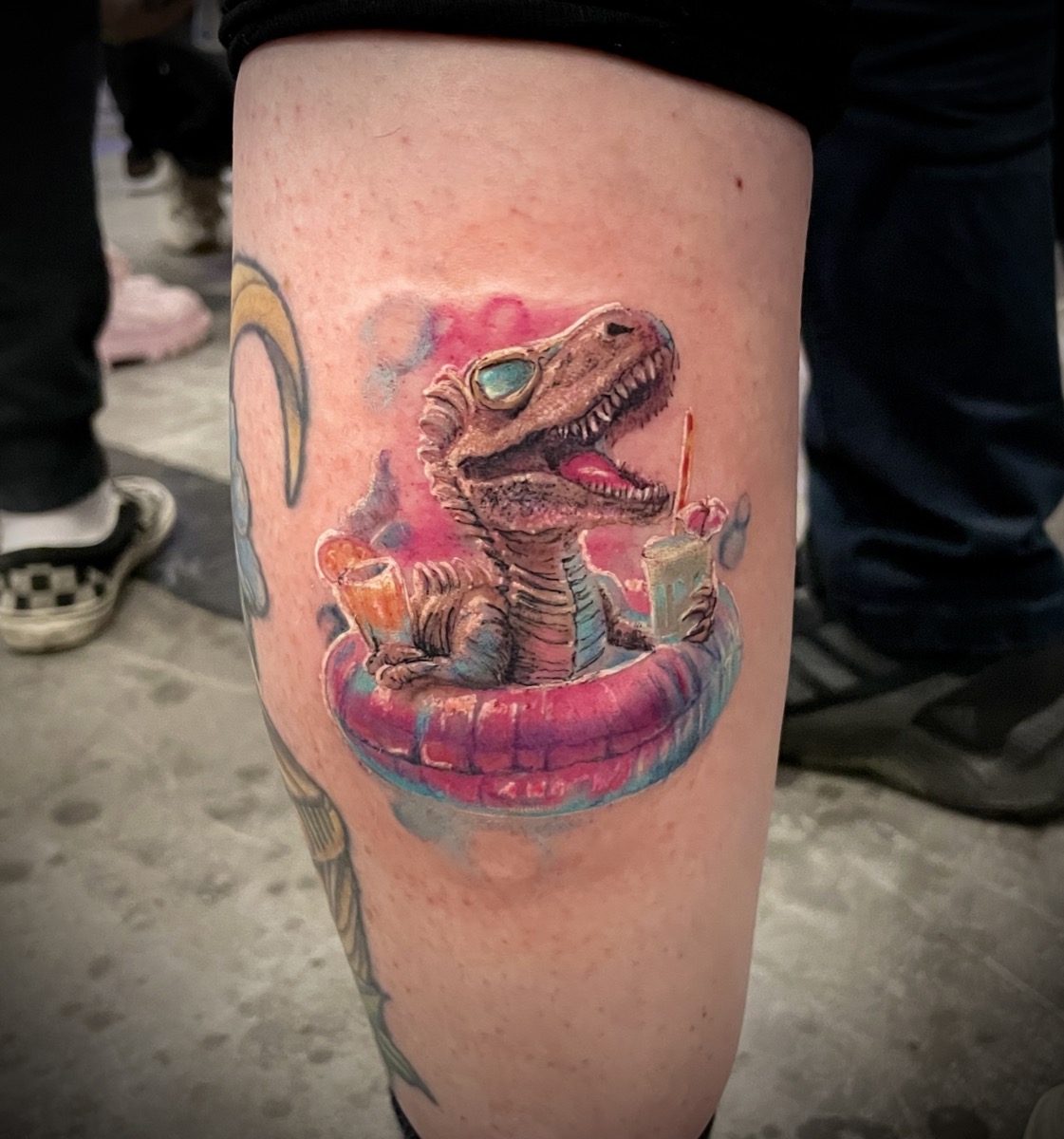 Dino im Schwimmreif — Tattoo von Pia Insel