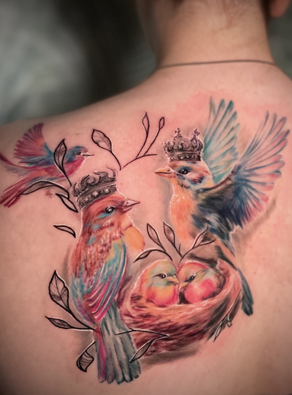 Zwei Vögel mit Krönchen — buntes Tattoo von Pia Insel