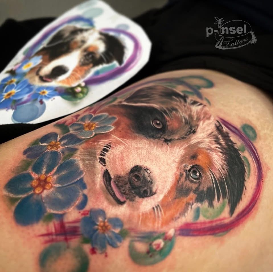 Hundeportrait mit Blumen — buntes Tattoo von Pia Insel