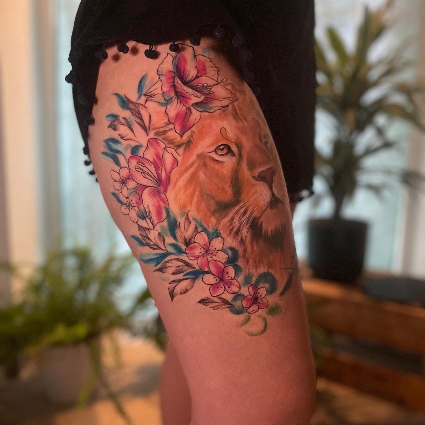 Löwe mit Blumen — buntes Tattoo von Pia Insel