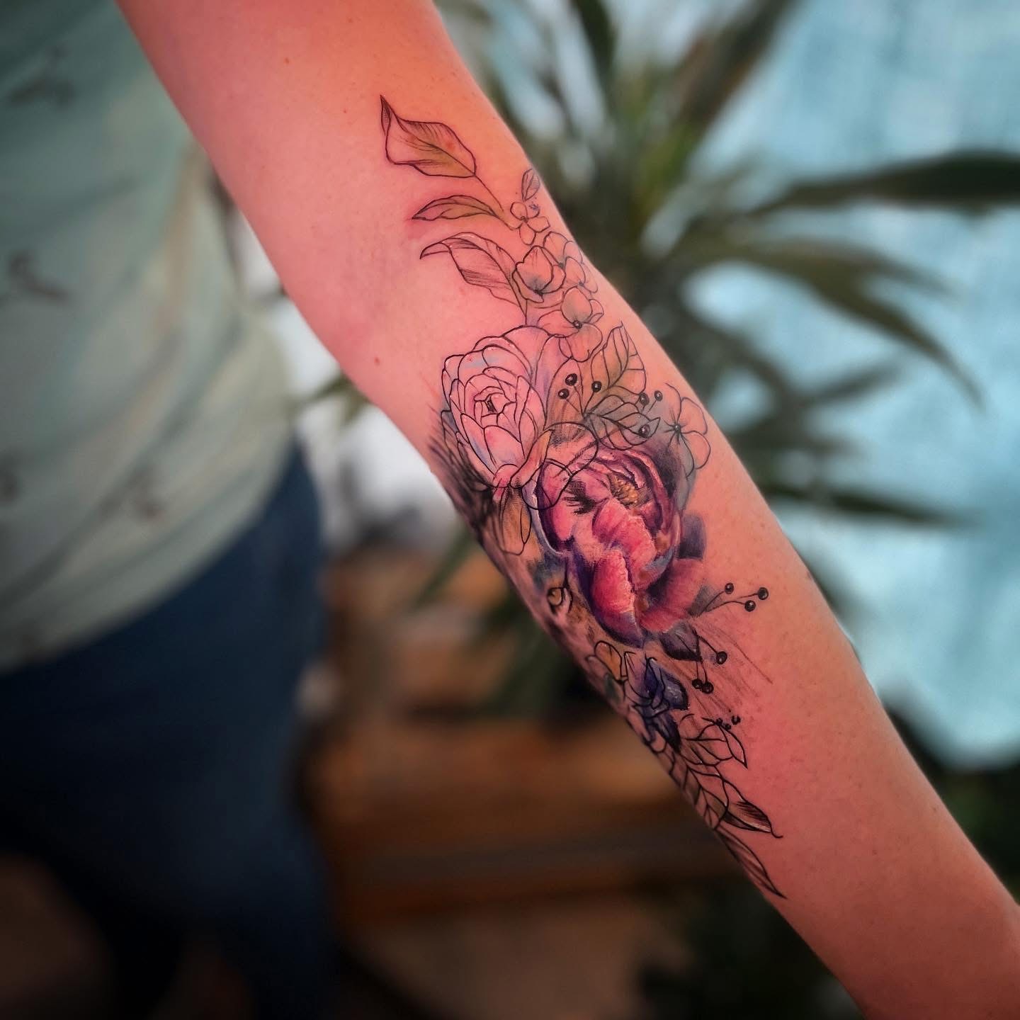 Blumen am Arm — buntes Tattoo von Pia Insel