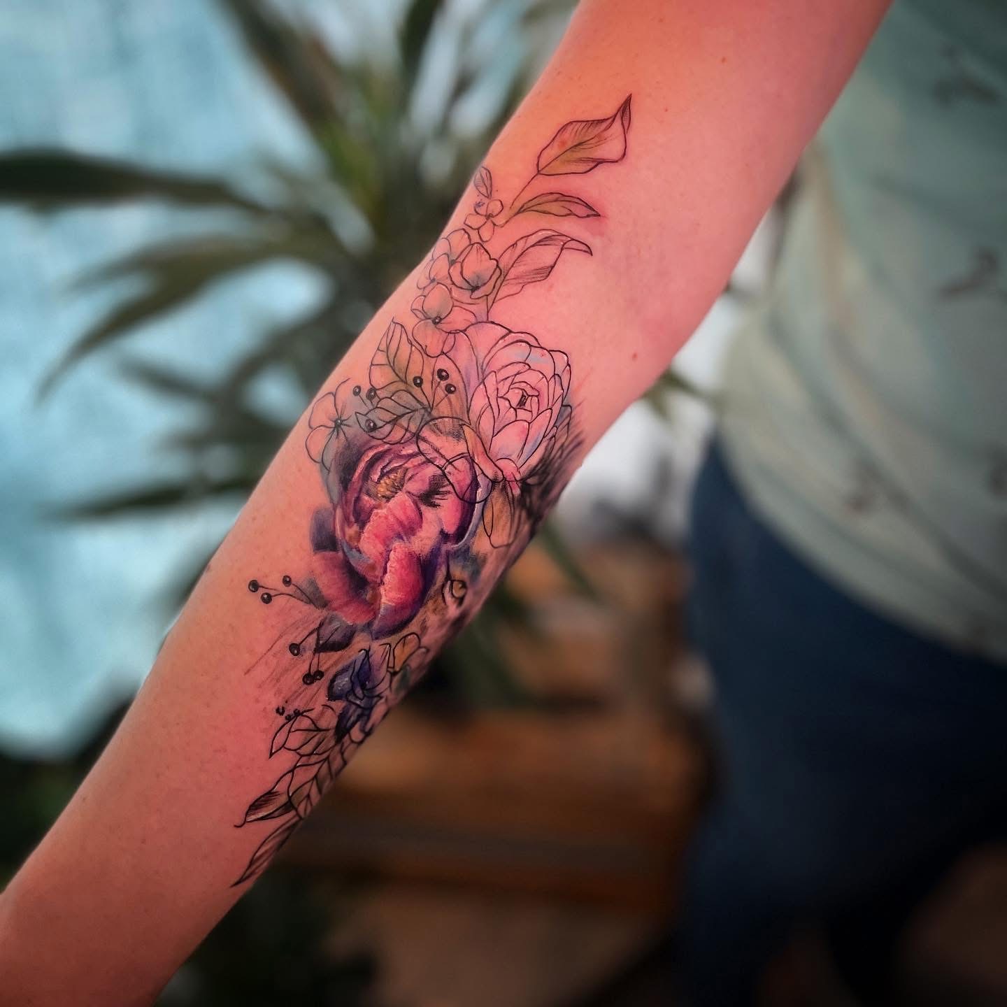 Rosen am Arm — buntes Tattoo von Pia Insel