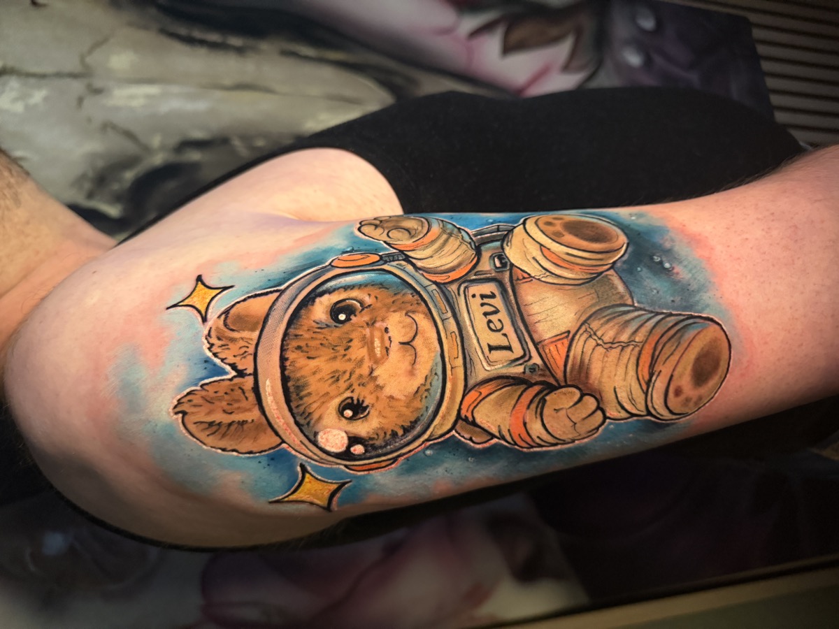 Surrealismus Farb-Tattoo von Pia Insel