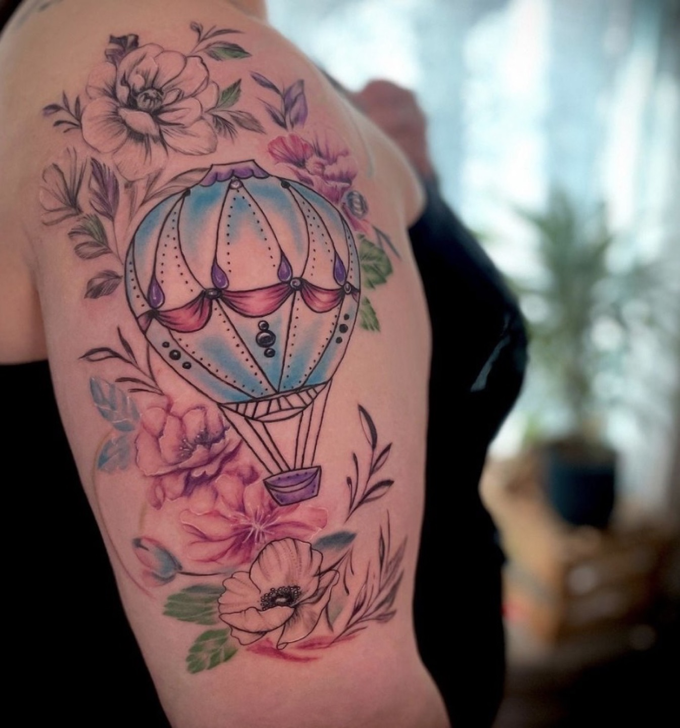 Heißluftballon mit Blumen am Arm — buntes Tattoo von Pia Insel