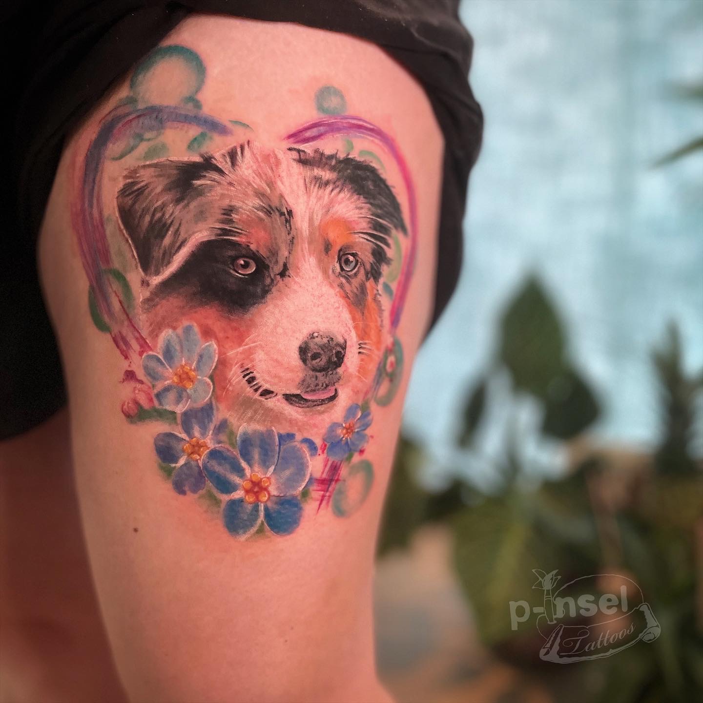 Hundeportrait mit Vergissmeinnicht — buntes Tattoo von Pia Insel