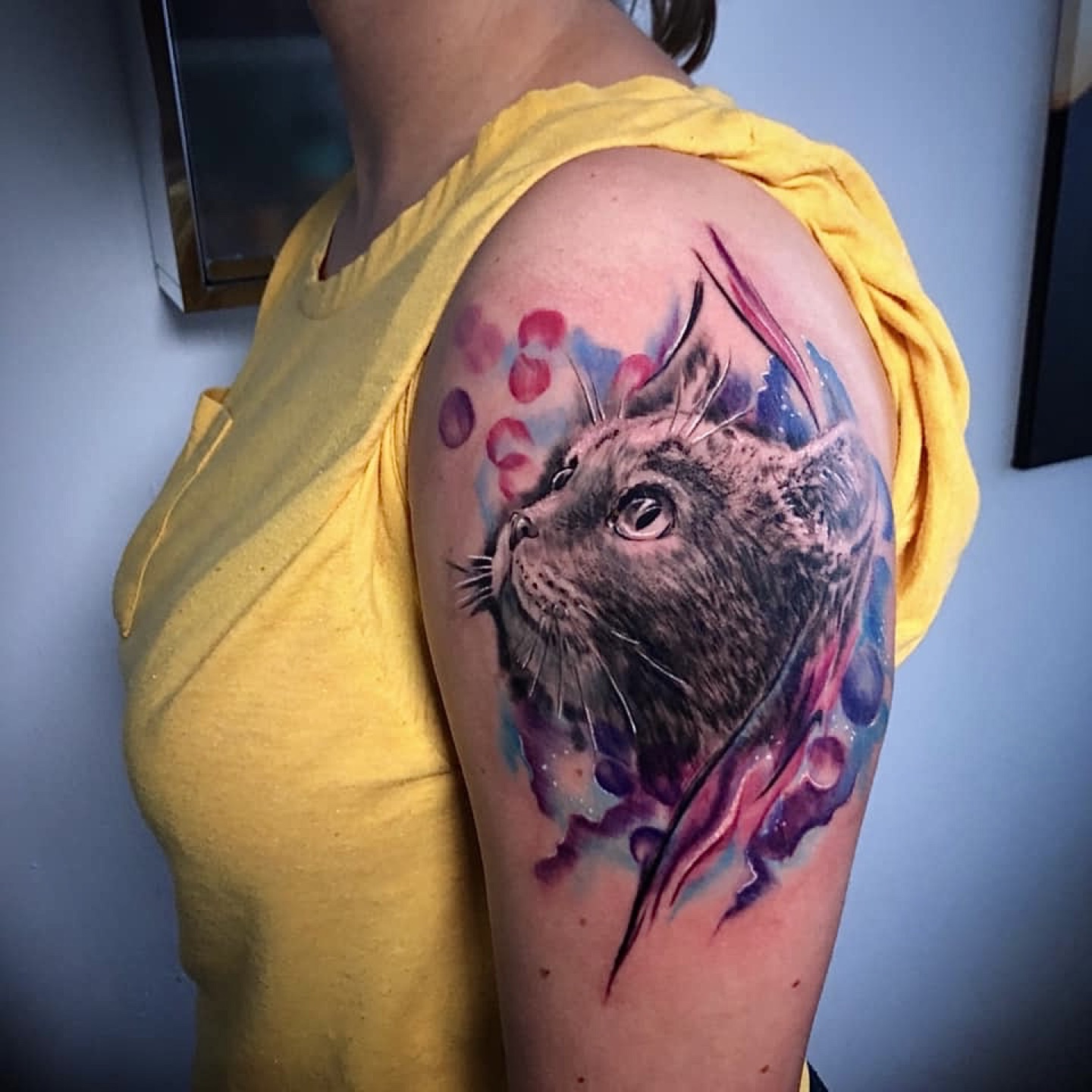 Katze in Aquarell am Arm — buntes Tattoo von Pia Insel
