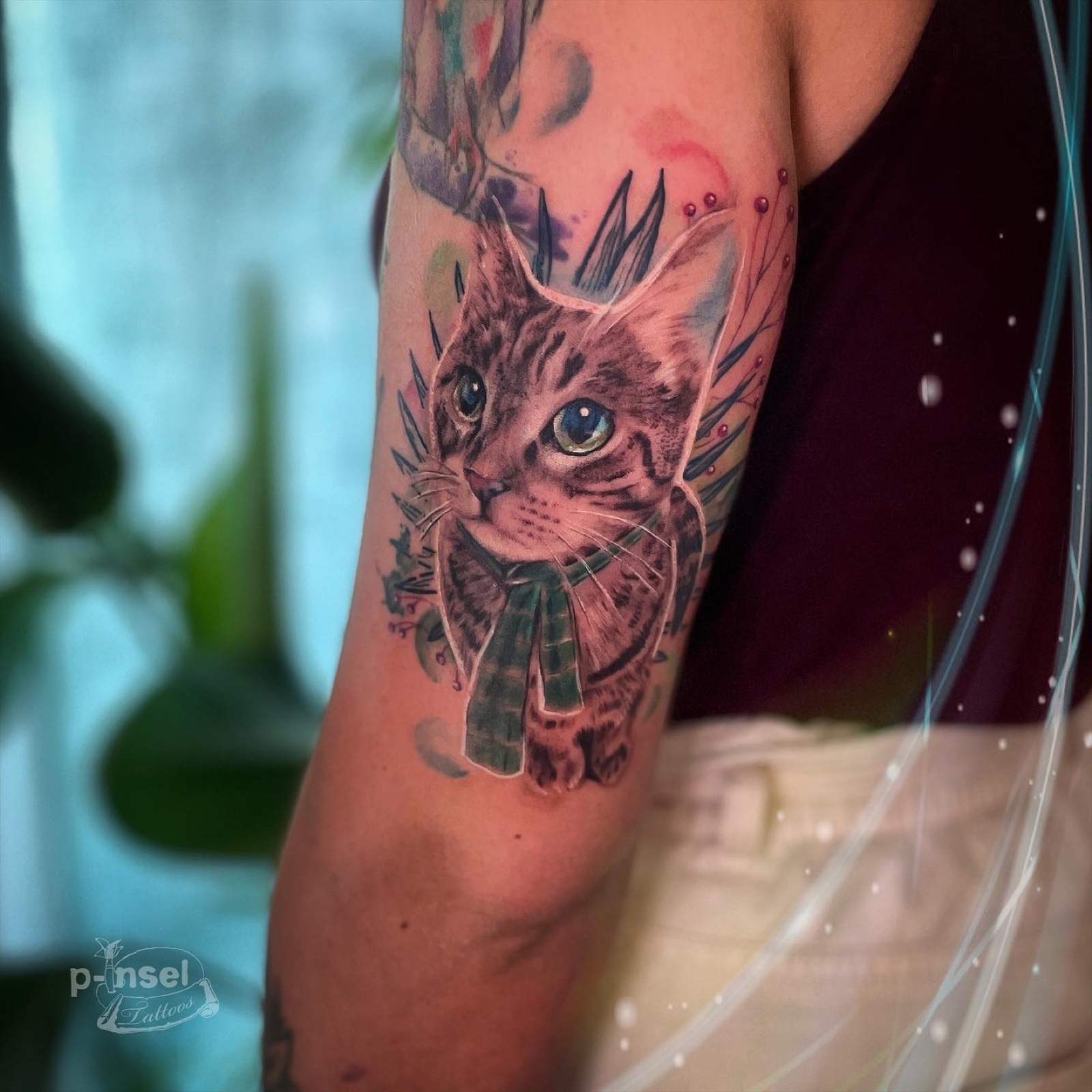 Katze mit Pflanzen am Arm — buntes Tattoo von Pia Insel