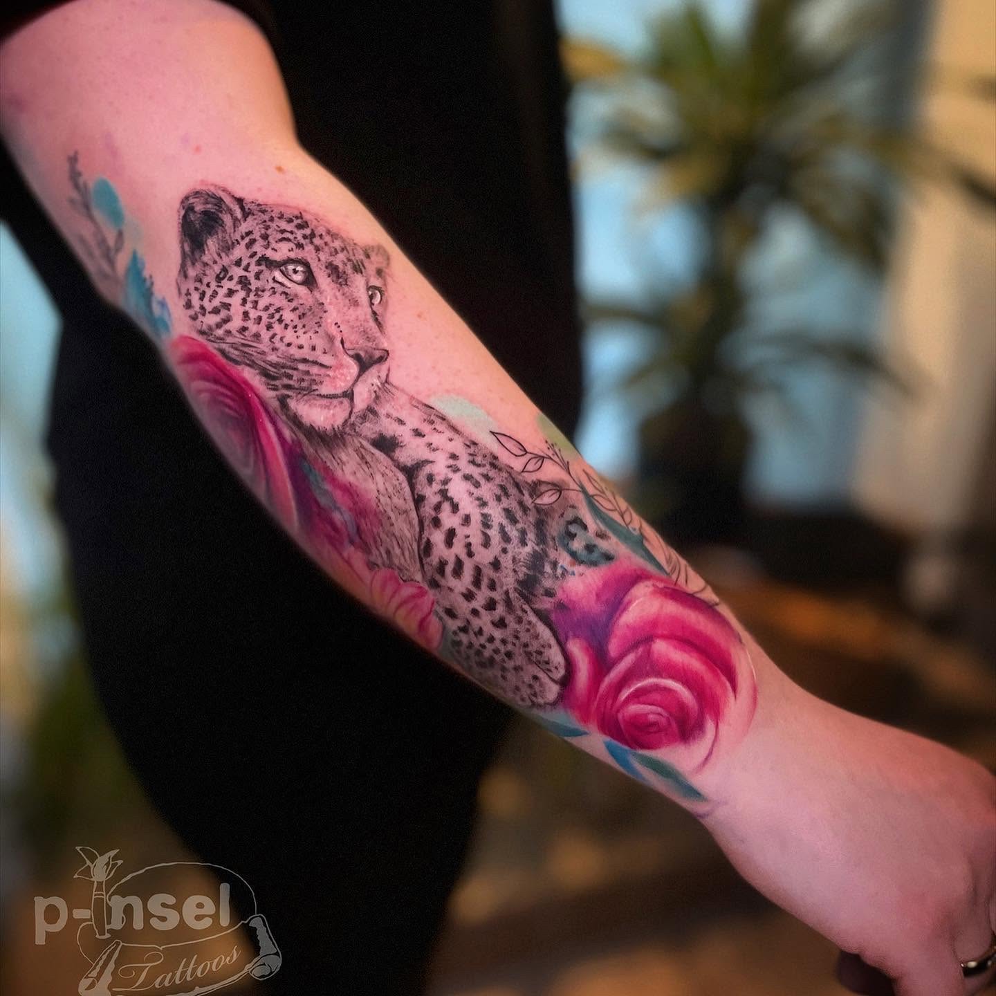 Leopard mit Rosen am Arm — buntes Tattoo von Pia Insel