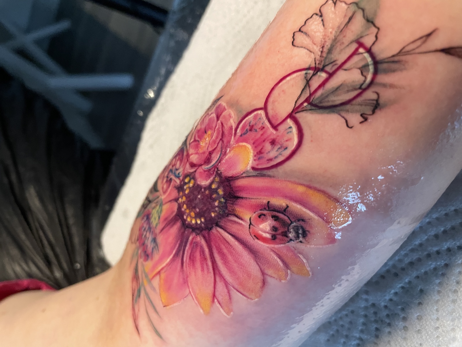 Lotusblumen am Arm — buntes Tattoo von Pia Insel