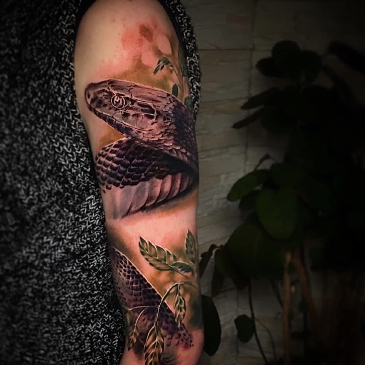 Realistische Schlange am Arm — buntes Tattoo von Pia Insel