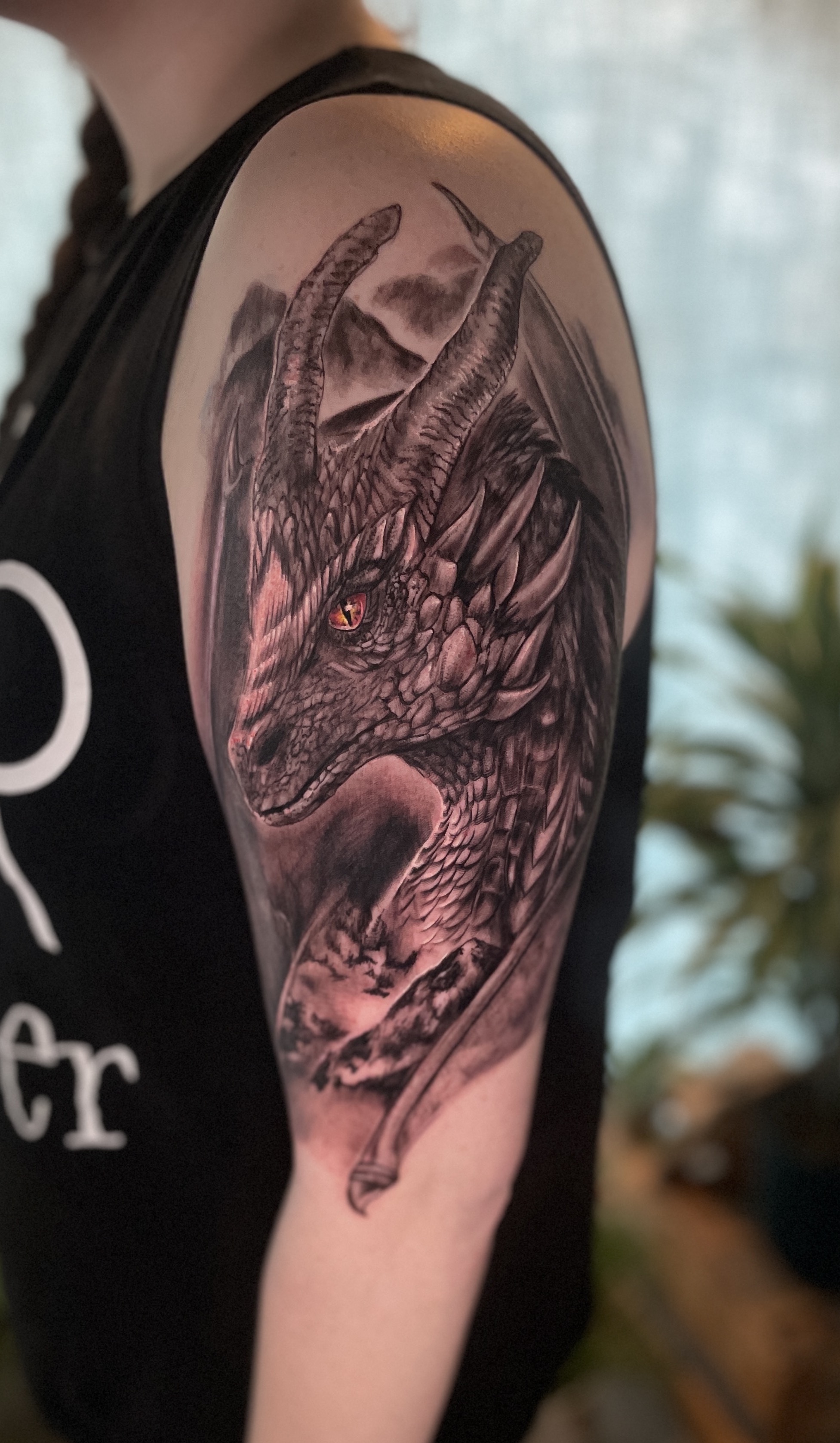 Drache am Arm — schwarz-weiß Tattoo von Pia Insel