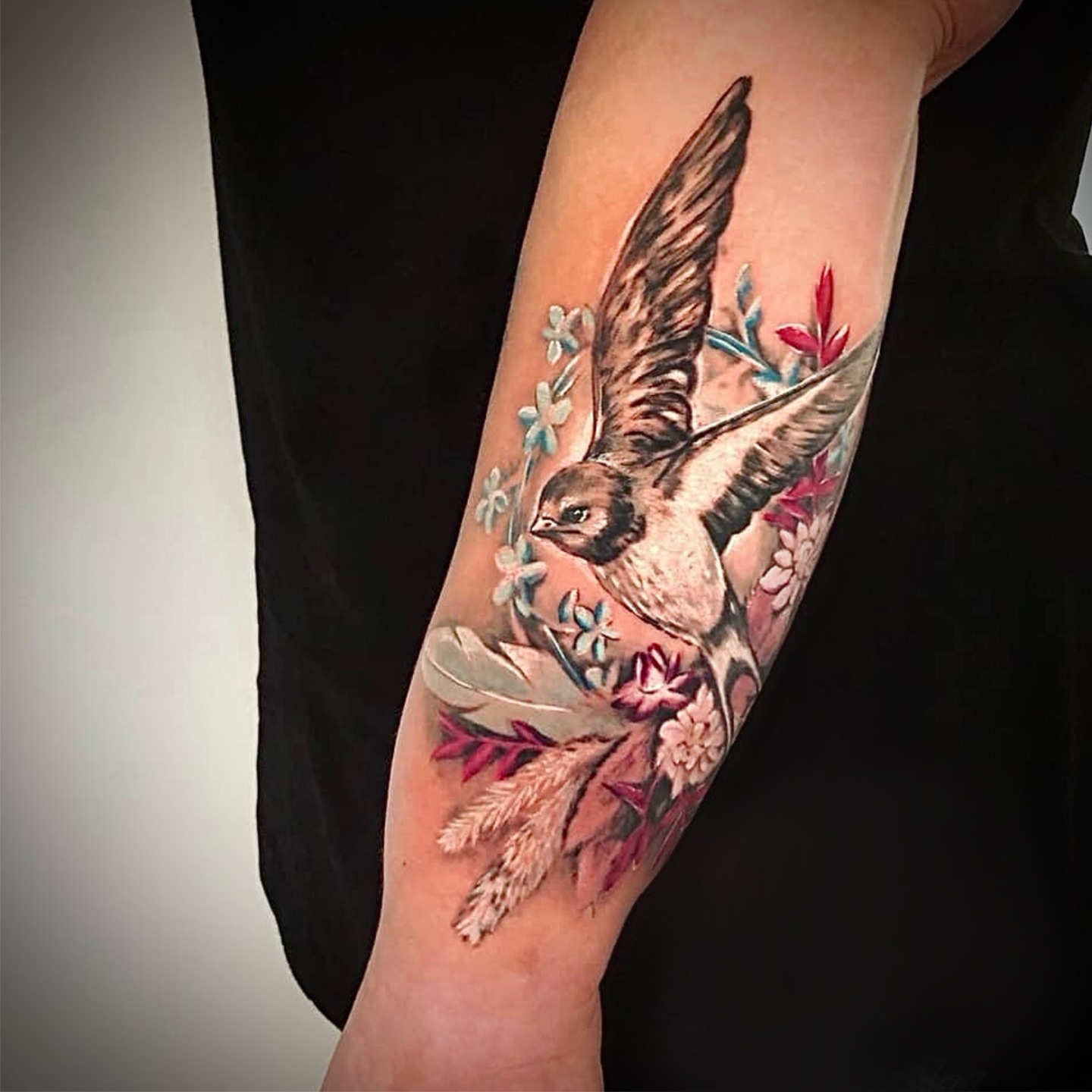 Tier mit blauen Blumen am Arm — buntes Tattoo von Pia Insel