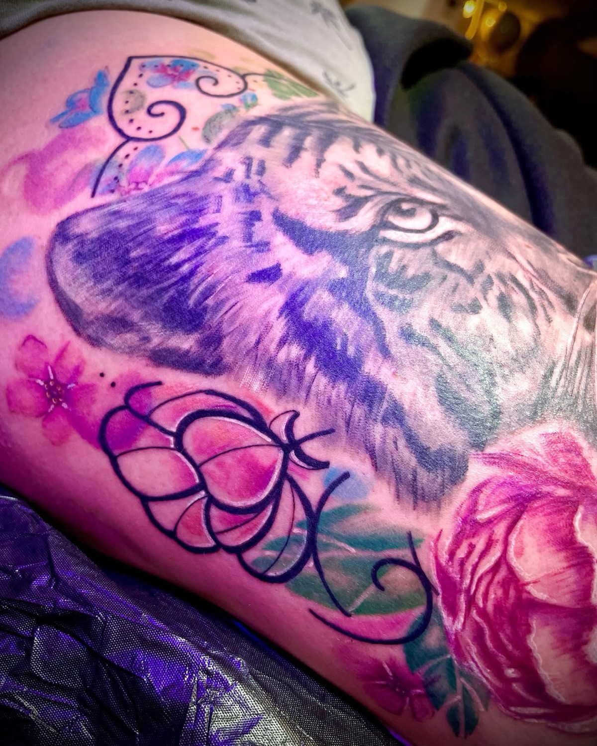 Lila Tiger in Aquarell — buntes Tattoo von Pia Insel